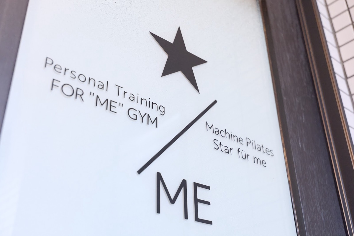 入口のガラスに貼られた「Personal Training FOR "ME" GYM」「Machine Pilates Star für me」の表示