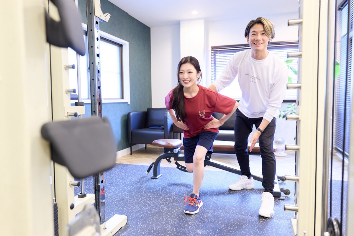 ランジのフォームをトレーナーが補助する様子