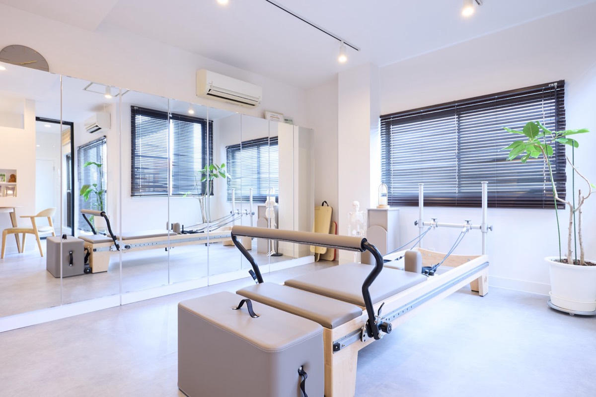 名古屋・大曽根のFORMEGYM3階にあるマシンピラティス専用スタジオとリフォーマー