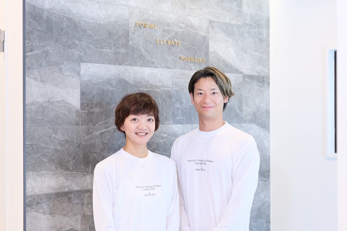 パーソナルトレーニング担当の篠田トレーナーとマシンピラティス担当の女性トレーナーYUKA